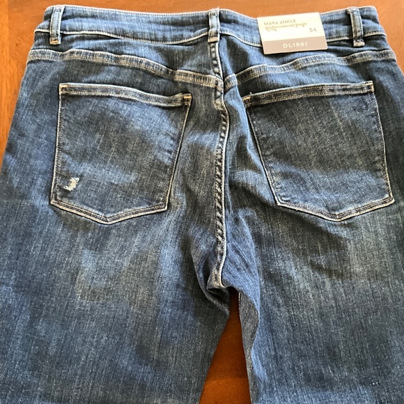 DL1961 NWT $269 Mara Mid-Rise Ankle Instasculpt Jeans Size 34 Fits Like a 31 - Picture 3 of 12